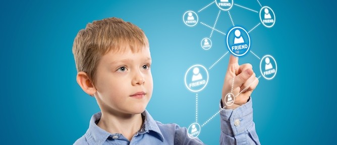 (kids social media) Connecting kids safely to social media. Image via Shutterstock.com