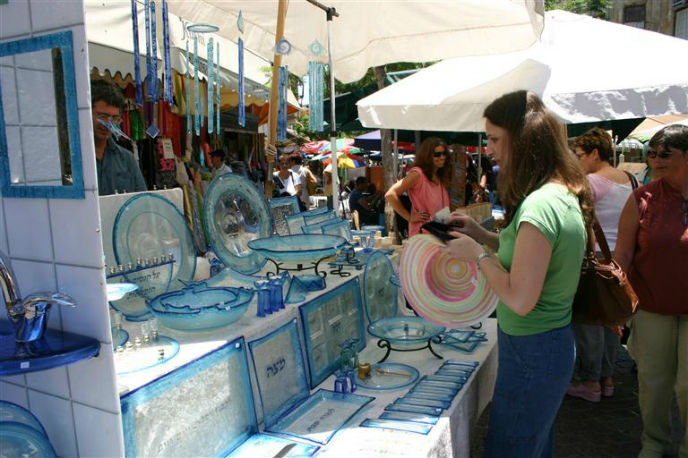 Browsers at Nahalat Binyamin Arts & Crafts Fair. Photo courtesy Israel Tourism Ministry.