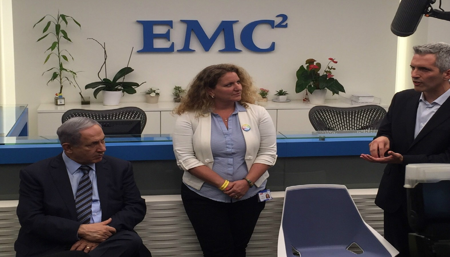 El Primer Ministro Netanyahu en Beersheva con Maya Hofman Levy, sitio líder en EMC/RSA Center of Excellence, y Yaniv Harel, gerente general de Cyber Solutions Group ​​en EMC, julio de 2015. Foto cortesía de EMC