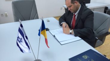 Hagihon CEO Zohar Yinon signing the agreeements in Bucharest. Photo by Andrei Mainea