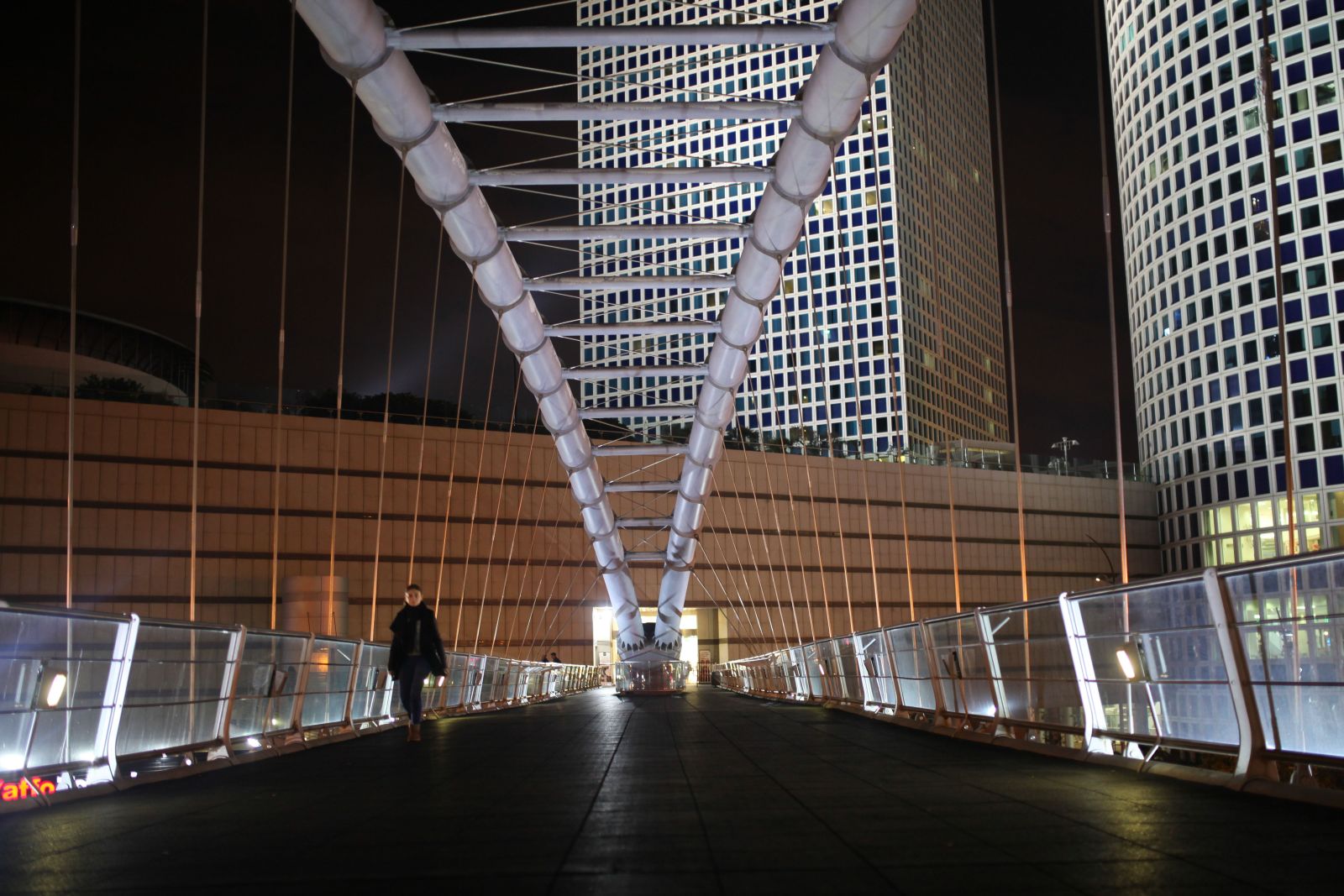 Azrieli Center Bridge in Tel Aviv may be Israel’s most used pedestrian span. Photo by FLASH90