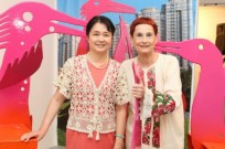 Dina Merhav with Madame Gao Yang Ping, the Chinese ambassador to Israel, with her Bird of Paradise exhibit in Tel Aviv.