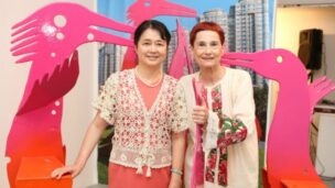 Dina Merhav with Madame Gao Yang Ping, the Chinese ambassador to Israel, with her Bird of Paradise exhibit in Tel Aviv.