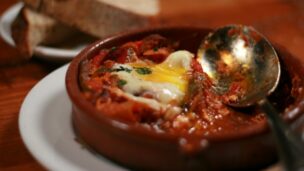 Shakshouka, an Israeli breakfast staple, actually is a relatively new item on the menu. Photo courtesy of Wikimedia Commons