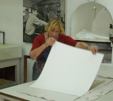 Prof. Ruth Weisberg at the Jerusalem Printmaking Workshop. Photo by Jaime Gesundheit