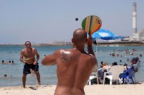 Matkot on the beach – Israel’s summer obsession. Photo by Flash90.