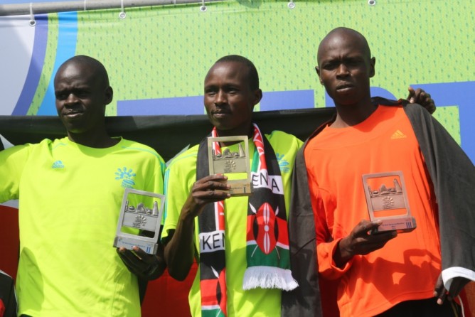 Kenyan runners in the Tel Aviv Marathon take top three spots. Ezekiel Koech wins in record-time of 2:14:40 hours. (Ronen Topelberg)