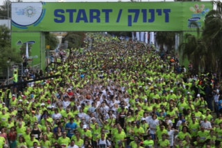 A record 40,000 runners take part in the Tel Aviv Marathon 2014. (Ronen Topelberg)