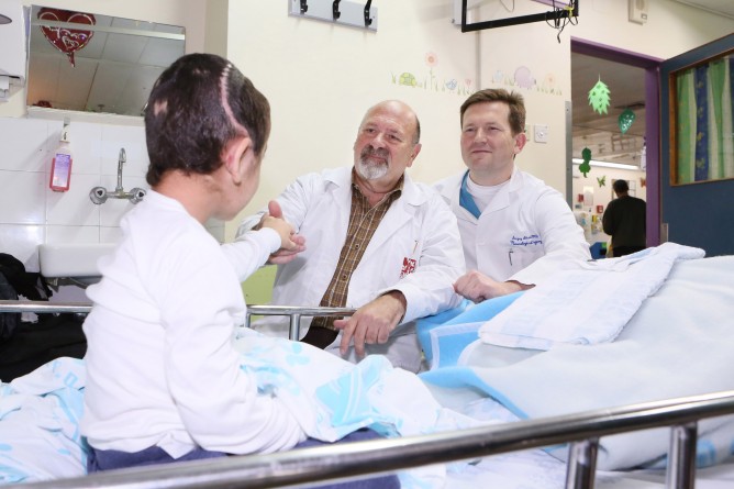 ’K’ with two of Rambam’s senior neurosurgeons, Dr. Joseph Juilburd (left) and Dr. Sergey Abeshaus (right). (Pioter Fliter