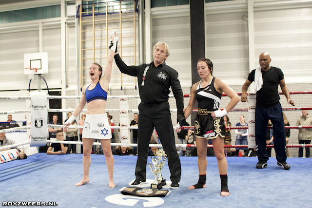 Winning the championship bout. Photo by Roy Zweers