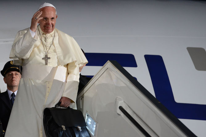 Pope Francis waves prior to boarding a plane back to the Vatican. (Kobi Gideon/GPO/FLASH90)
