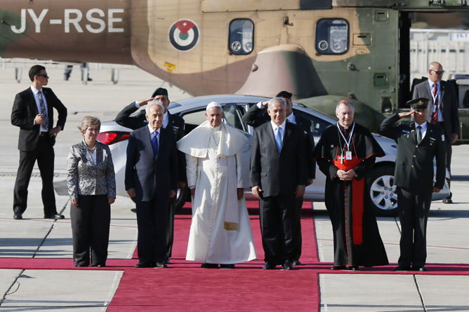 Israel's President Shimon Peres and Prime Minister Benjamin Netanyahu welcome Pope Francis to Israel. (Miriam Alster/Flash90)