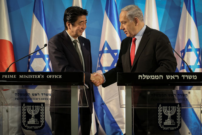 "There is no reason for Japan, which places innovation as an engine of economic growth, not to cooperate with Israel." Japanese Prime Minister Shinzo Abe and Prime Minister Benjamin Netanyahu in Jerusalem today. (Photo by Amit Shabi/POOL/FLASH90)
