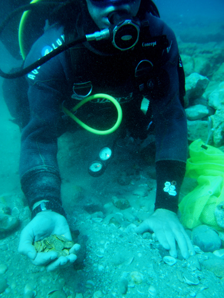 Almost 2,000 coins were discovered on the seabed. (Photo: Kobi Sharvit, courtesy of the Israel Antiquities Authority)
