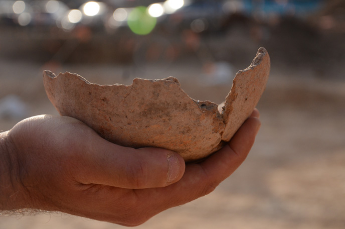 A bowl dating to the Early Bronze Age  found in Tel Aviv. (Photo: Yoli Shwartz, courtesy of the Israel Antiquities Authority).