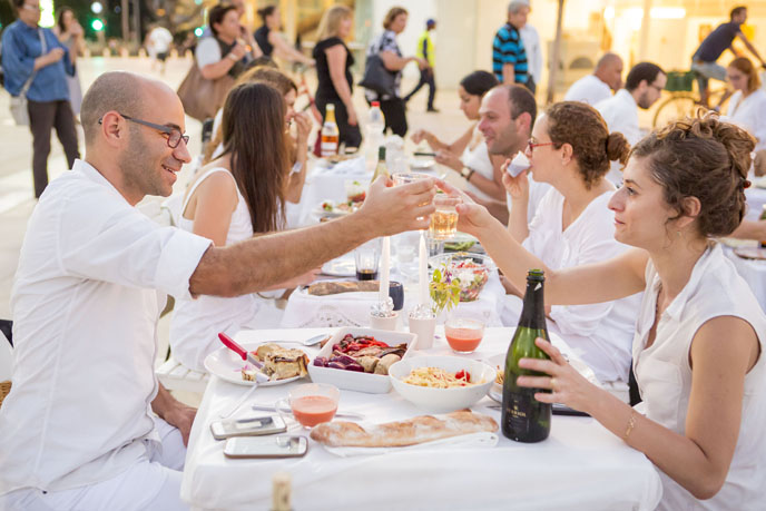 The semi-secretive Dinner in White outdoor picnic kicks off White Night festivities. (Photo: Kfir Bolotin)