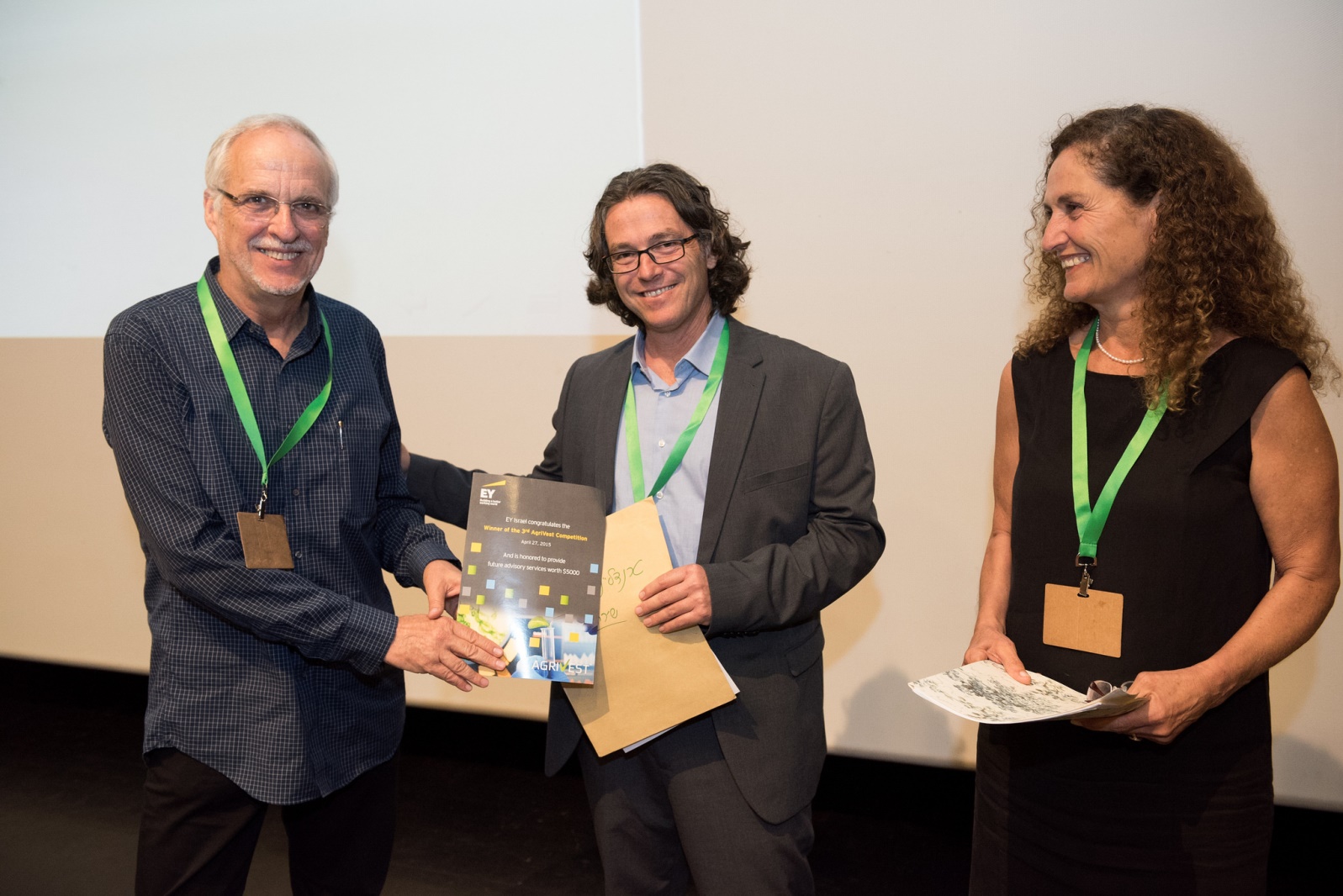 DouxMatok’s Eran Baniel, left, receiving the AgriVest 2015 Best Company award from Director of the Investment Promotion Center of the Israeli Ministry of Industry, Trade and Labor Oded Distel and Nitza Kardish, CEO of Trendlines Agtech. Photo by Nitzan ZoharTrendlines Group