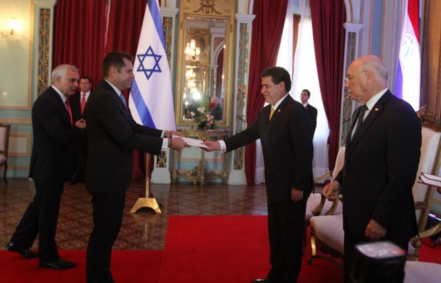 Israeli ambassador to Paraguay Peleg Lewi submitting the charter to reopen the Israeli embassy to President Horacio Cartes on July 27, 2015. Photo courtesy of Dirrección de Informática/SICOM Paraguay