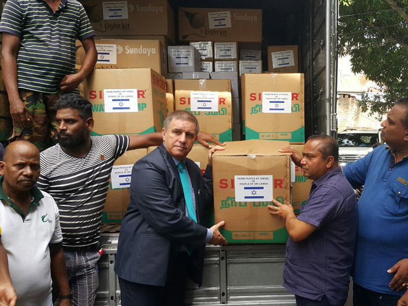 Ambassador of Israel to Sri Lanka Daniel Carmon presenting a shipment to the Sri Lankan authorities. Photo via MFA