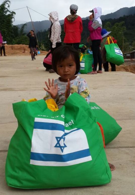 The Israeli embassy and the Family Medical Practice chain distributed bags of food and clothing to needy residents of Vietnam’s In Mang But commune. Photo courtesy of Israeli Embassy in Vietnam