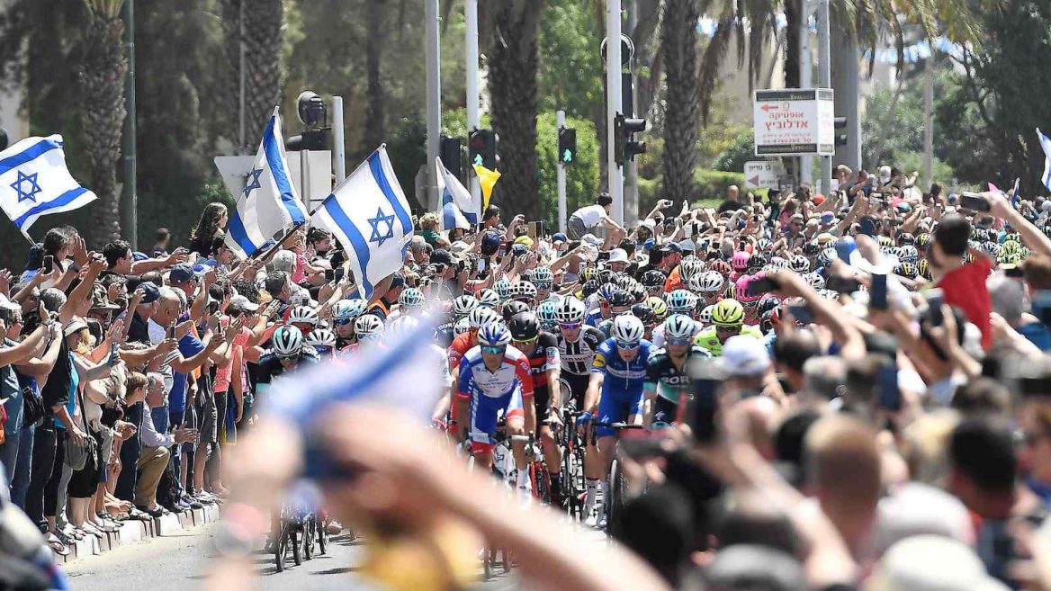 Cheering Mobs Greet Giro D Italia Cyclists In Israel Israel21c