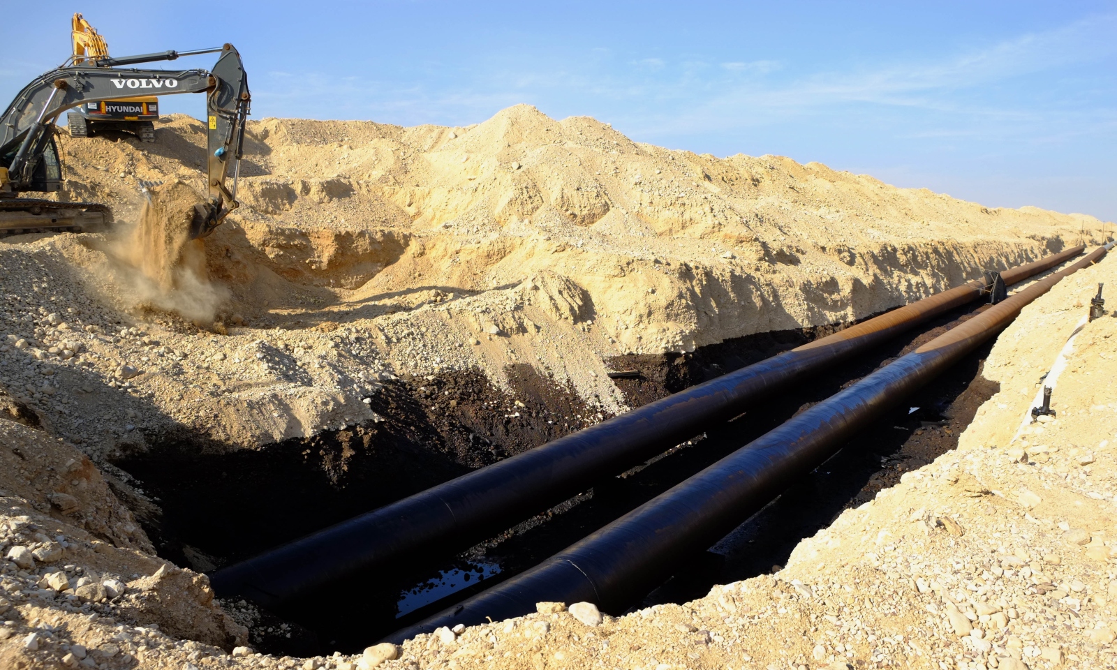 Bulldozers working in the area of an oil leak caused by a crack in the Eilat-Ashkelon pipeline in December 2014. Photo by Chen Leopold/FLASH90
