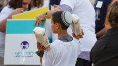 https://www.israel21c.org/wp-content/uploads/2020/09/latet-volunteers-packing-1-240x135.jpg